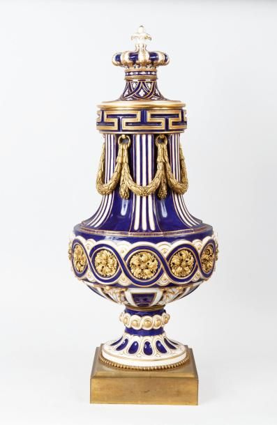 null IMPORTANT VASE BALUSTRE en faïence blanc bleu et ornementation de bronzes ciselés...