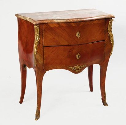 null PETITE COMMODE galbée en bois de placage marqueté en feuille ouvrant par deux...