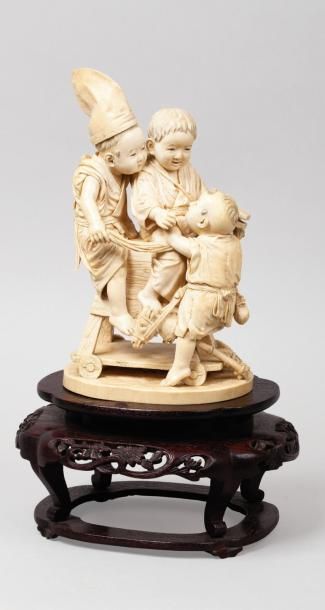 null GROUPE en ivoire très finement sculpté, représentant trois enfants. Deux d'entre...