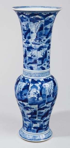 null GRAND VASE YENYEN EN PORCELAINE BLEU BLANC CHINE, DYNASTIE QING, EPOQUE KANGXI...