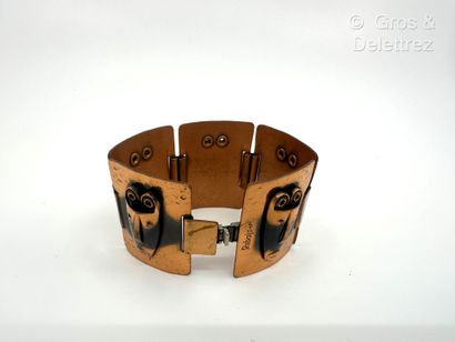null Francisco REBAJES
Bracelet en bronze cuivré composé de cinq maillons rectangulaires...