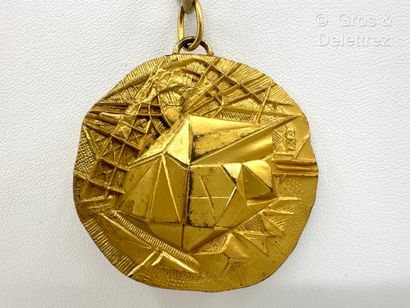 null D'après Henri-Georges ADAM (1904-1967)
Pendentif Médaille double face « En 1961...