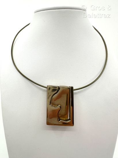 null Jacqueline BADORD (1917-2013)
Collier ras-de-cou semi-rigide en métal doré retenant...