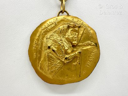 null D'après Henri-Georges ADAM (1904-1967)
Pendentif Médaille double face « En 1961...