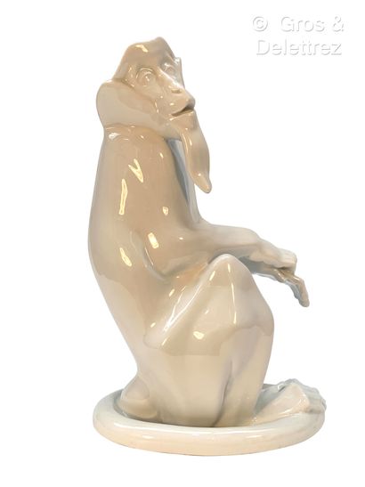null Anton PUCHEGGER (1890-1917)
Singe assis 
Sculpture en porcelaine émaillée blanche....