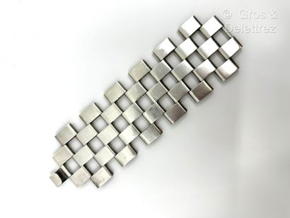 null Travail des années 1970
Large bracelet formant manchette en métal argenté à...