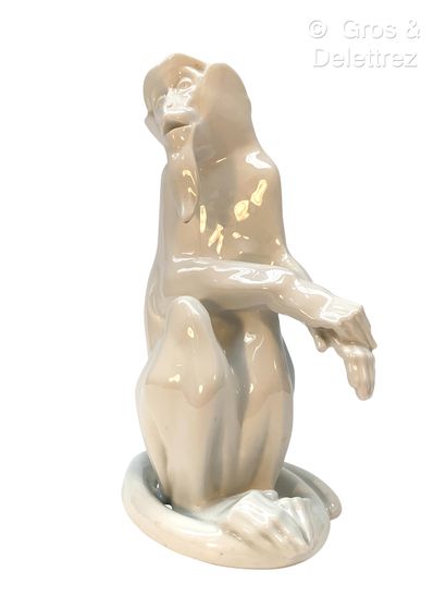 null Anton PUCHEGGER (1890-1917)
Singe assis 
Sculpture en porcelaine émaillée blanche....