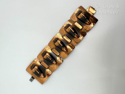 null Francisco REBAJES
Bracelet en bronze cuivré composé de cinq maillons rectangulaires...
