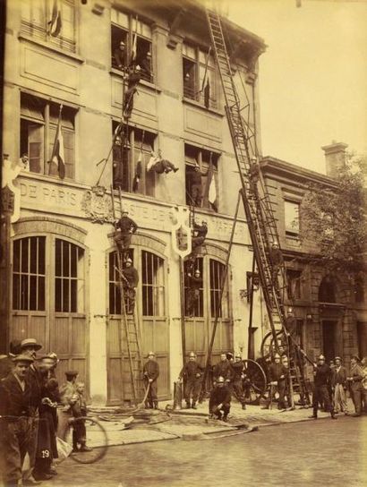 null [POMPIERS] Deux photographies représentant une caserne de pompiers à Paris et...