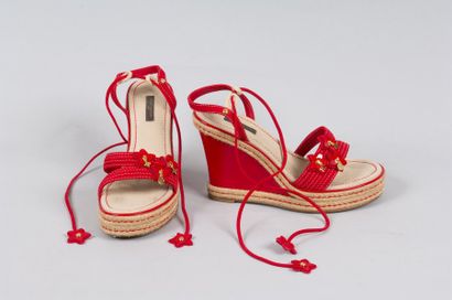 LOUIS VUITTON Paire de sandales à talons compensés en corde vernis et toile rouge,...