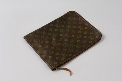 LOUIS VUITTON Porte-documents en toile monogram, fermeture éclair. Dimensions: 30x23.5...