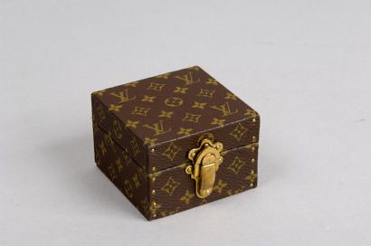 LOUIS VUITTON Petit coffret à bijoux offert lors d'un achat en toile mini monogram,...