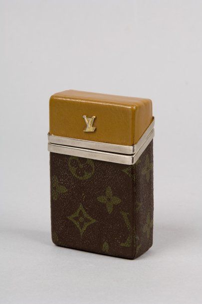 LOUIS VUITTON Etui à cigarettes en toile monogram et cuir beige siglé serti de métal...
