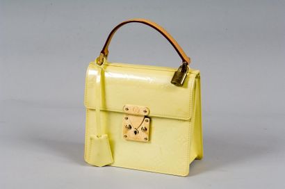 LOUIS VUITTON Petit sac "Springstreet" en cuir monogram vernis jaune, fermeture en...