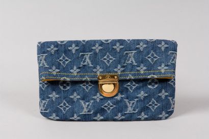 LOUIS VUITTON Pochette en toile monogram denim, fermeture en laiton doré entraînant...