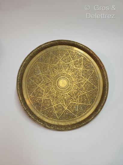 null Plat en cuivre doré dans le style oriental.
A Gilded-Copper Tray in the Islamic...