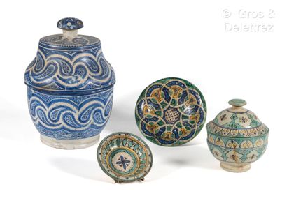 null Grande jubbana et trois faïences marocaines
Four Moroccan Pottery Vessels including...