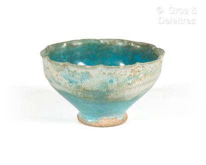null Petit bol à l’imitation de la porcelaine chinoise
An Intact Kashan Turquoise-Blue...