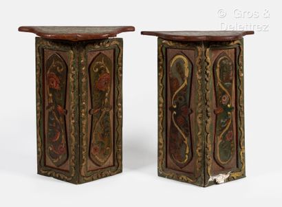 null Deux paires de guéridons
Two Pairs of Occasional Tables Assembled from Original...
