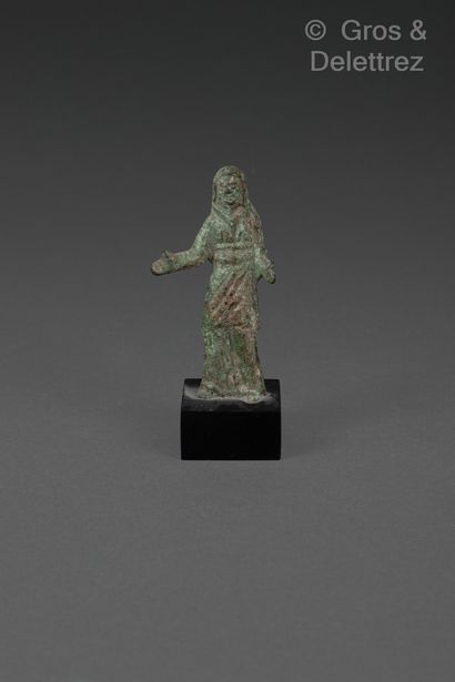 null Veiled female statue with open arms.
Bronze with smooth green patina.
Italy,...