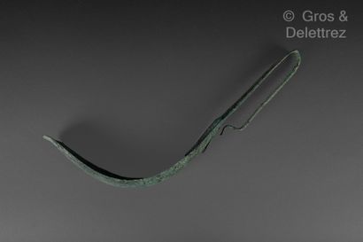 null Strigile 
Bronze with smooth green patina
Roman period
L : 26 cm