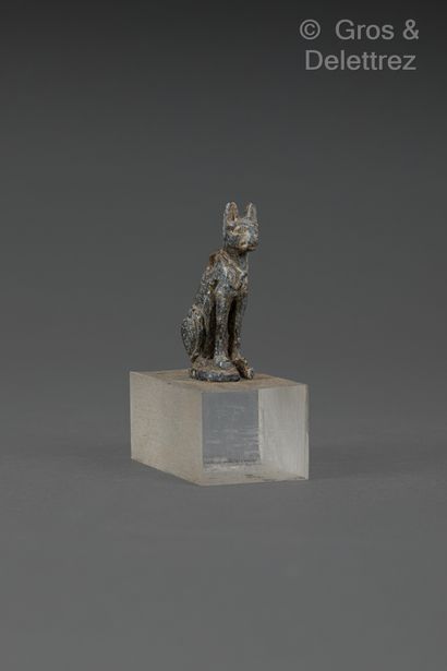 null Amulet representing the cat Bastet adorned with a necklace. A suspension clasp...