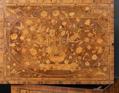 null Rectangular-shaped middle table in veneered wood inlaid with a flowering vase,...