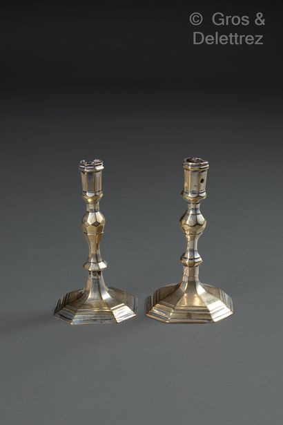 null Two pendant candlesticks in silver-plated bronze on octagonal bases with doucine.
Crowned...