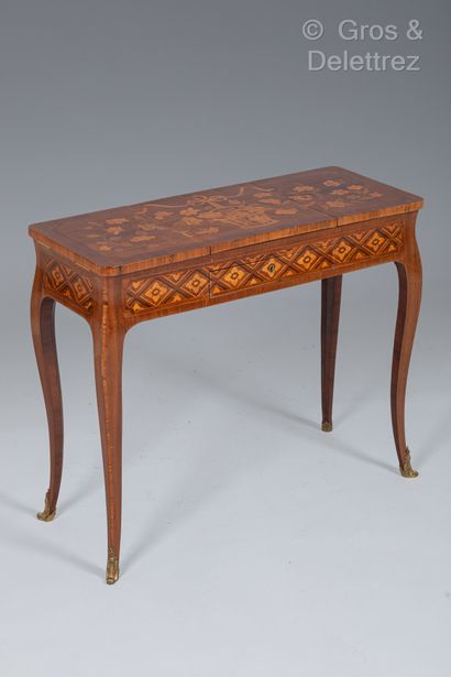 null *Dressing table in veneered wood inlaid with a floral basket, opening with a...