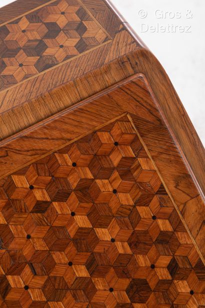 null Sloping desk in veneered wood, inlaid with star-shaped cubes, opening with a...