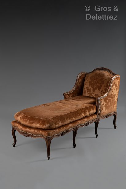 null Duchesse in natural wood, molded and carved with foliate scrolls.
Louis XV style
107...