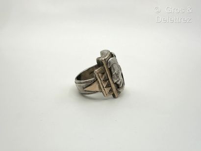 null NOT SOLD /// Silver and vermeil 800 thousandths ring with engraved Amerindian...