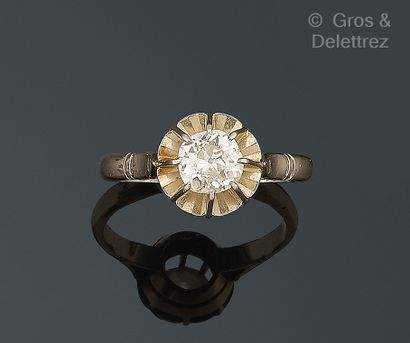 Travail français Bague solitaire en or gris 750 millièmes et diamant taille ancienne...