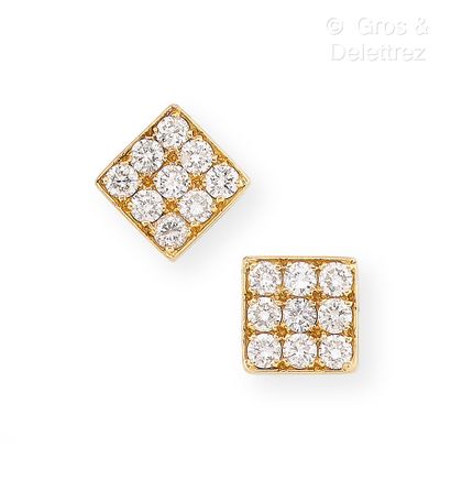 null Paire de boutons d’oreilles carrés en or jaune 750 millièmes pavés de diamants...
