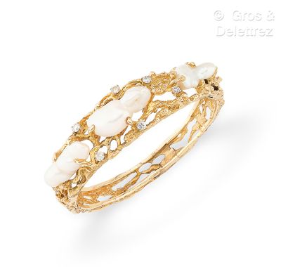 Travail des années 1970 585 thousandth yellow gold opening rigid bead bracelet with...