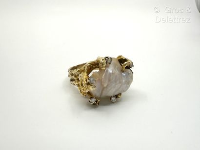 Travail des années 1970 Ring in 585 thousandths yellow gold with textured organic...
