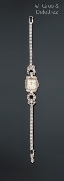 OMEGA, Travail des années 1960 Bracelet-montre de dame en platine 850 millièmes entièrement...