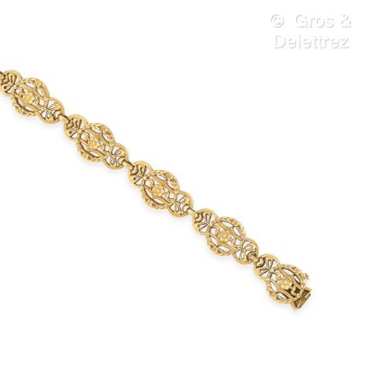 Travail français vers 1900 Bracelet en or jaune 750 millièmes à décor ajouré et ciselé...