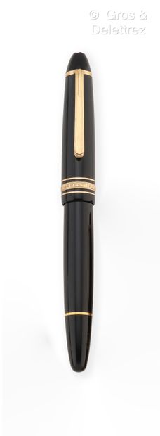 MONTBLANC, Modèle « Meisterstück N°146 » Stylo-plume en résine noire et métal doré,...