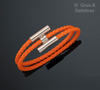 HERMES Paris, Modèle « Tournis tressé » Bracelet en veau swift orange, et motif «...
