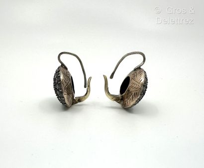 null Pair of curved circular earrings in 800 thousandths silver and 375 thousandths...