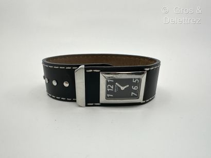 DINH VAN, Modèle « 765 » Montre-bracelet de dame en acier et cuir noir clouté. Boîtier...
