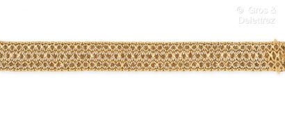 Travail français Bracelet ruban en or jaune 750 millièmes à maille fantaisie ciselée....