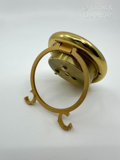CARTIER, Modèle « Baignoire » Pendulette-Réveil de voyage de forme ovale en métal...