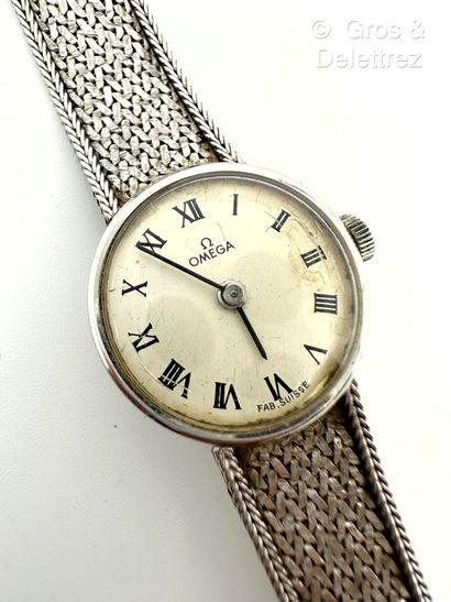 OMEGA, Travail des années 1960 Bracelet-montre de dame en or gris 750 millièmes....