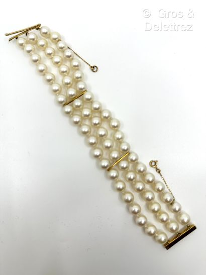 Travail français Bracelet composé de trois rangs de perles de culture blanches. Fermoir...