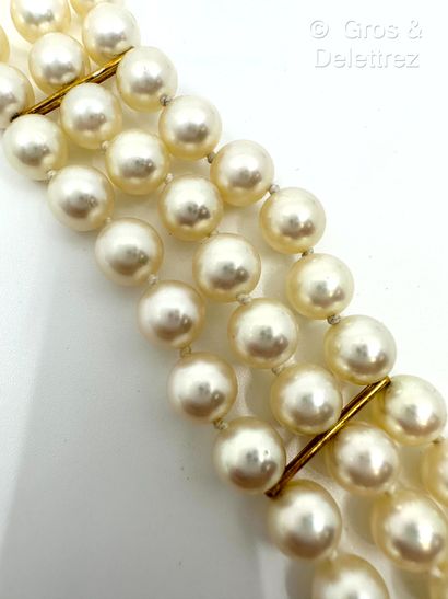 Travail français Bracelet composé de trois rangs de perles de culture blanches. Fermoir...