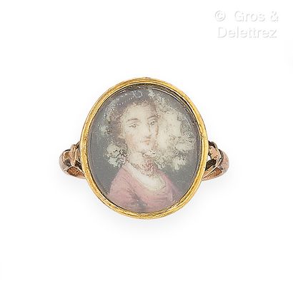 Travail du XIXe siècle Bague en or de bas titre et miniature représentant une jeune...