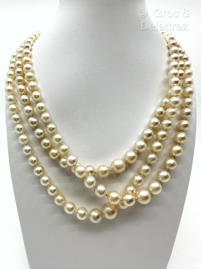 Travail français Collier composé de trois rangs de perles de culture blanches en...