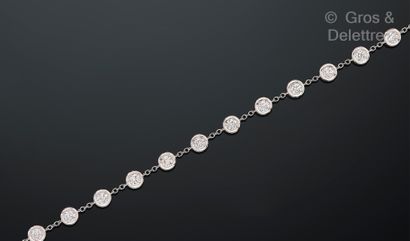 Travail italien Bracelet ligne en or gris 750 millièmes et diamants taille brillant...